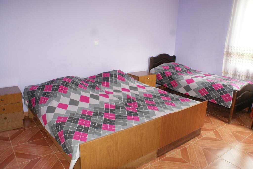 Merabi And Neli Guest House ماكينجاوري الغرفة الصورة